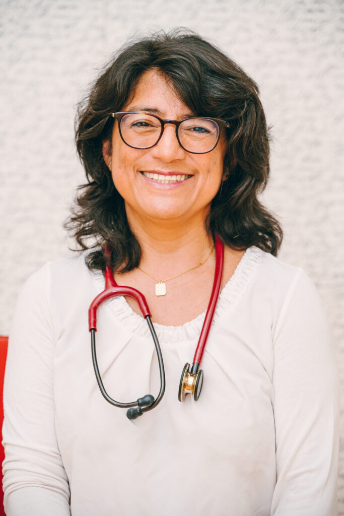 Doctora Guacham&iacute;n con estetoscopio sonriendo